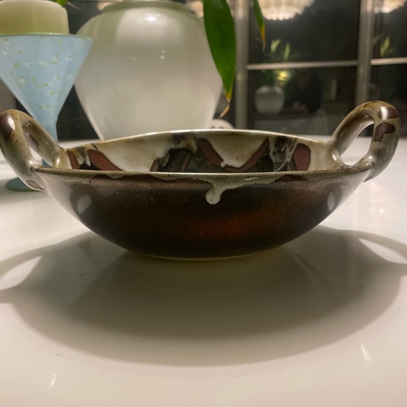 Handmade pottery bowl with handles - Picture 10 of 12